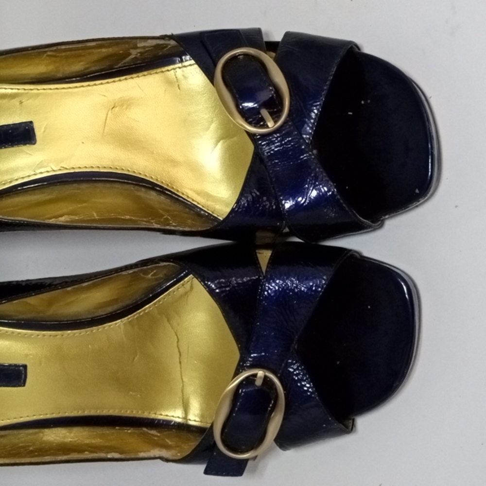 Electric ⚡ blue bandolino high heels with gold buckle accent. - Picture 4 of 6